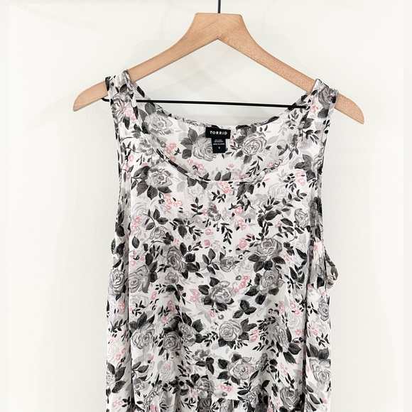 Torrid Sleeveless High Low Floral Tunic Gray Size 0X - Picture 3 of 6